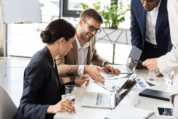 Business professionals collaborating on technology planning to improve IT service in Chicago.