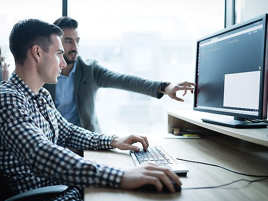 IT team in chicago analyzing endpoint monitoring system and investigating potential cybersecurity threats